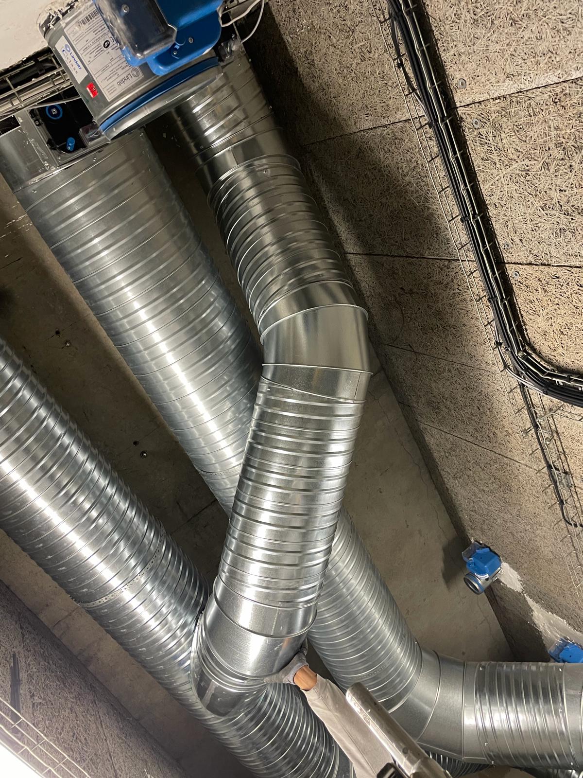 Réseau de gaines VMC en sous-sol d'immeuble neuf