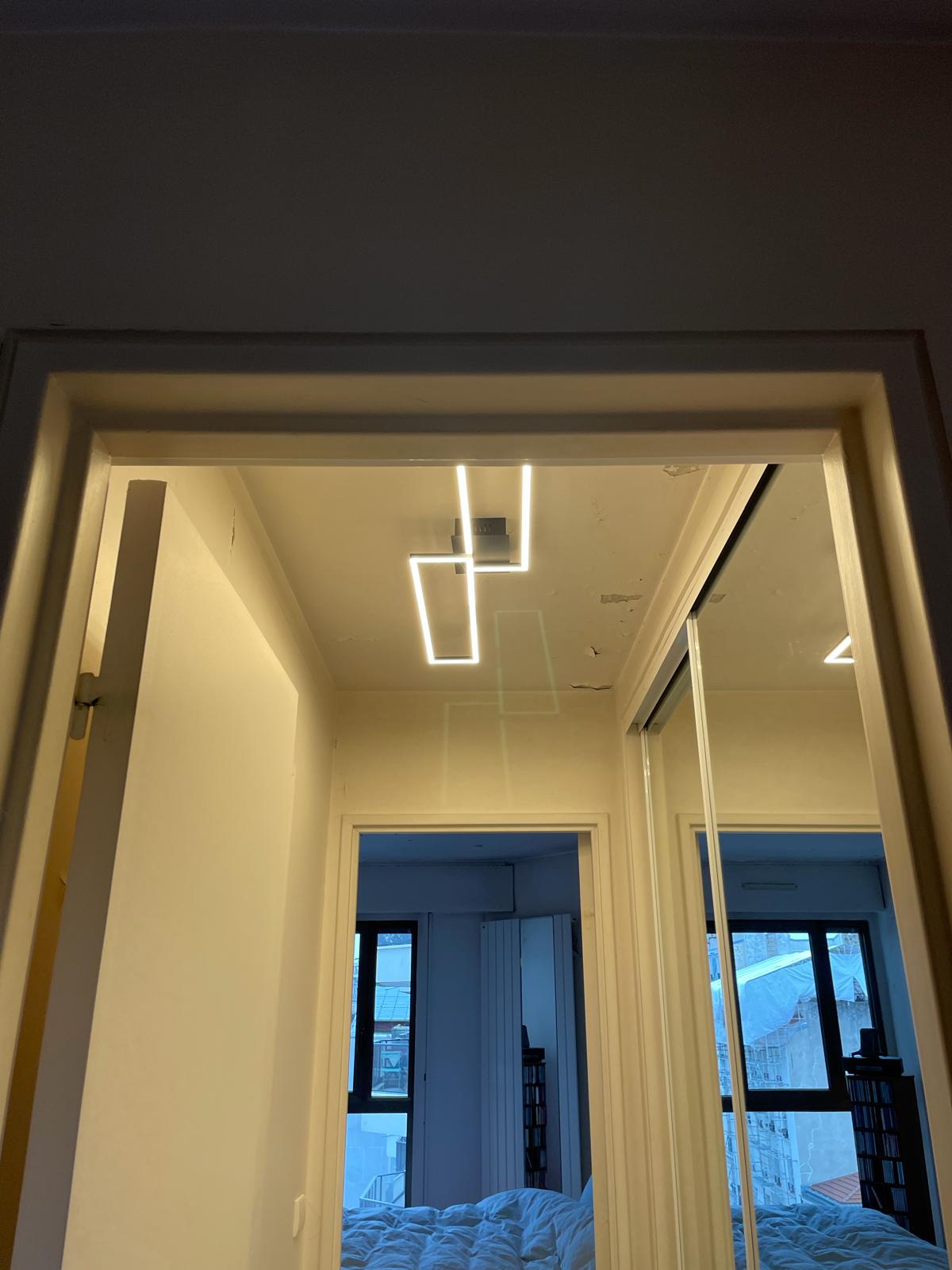 Pose de luminaire LED design au plafond