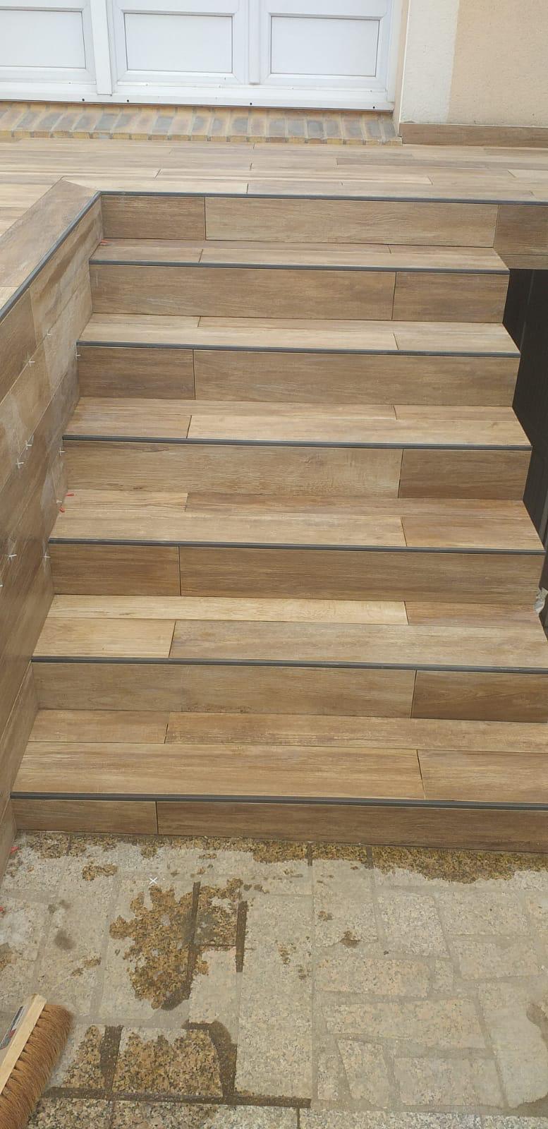 Escalier d'entrée carrelé avec nez de marche alu
