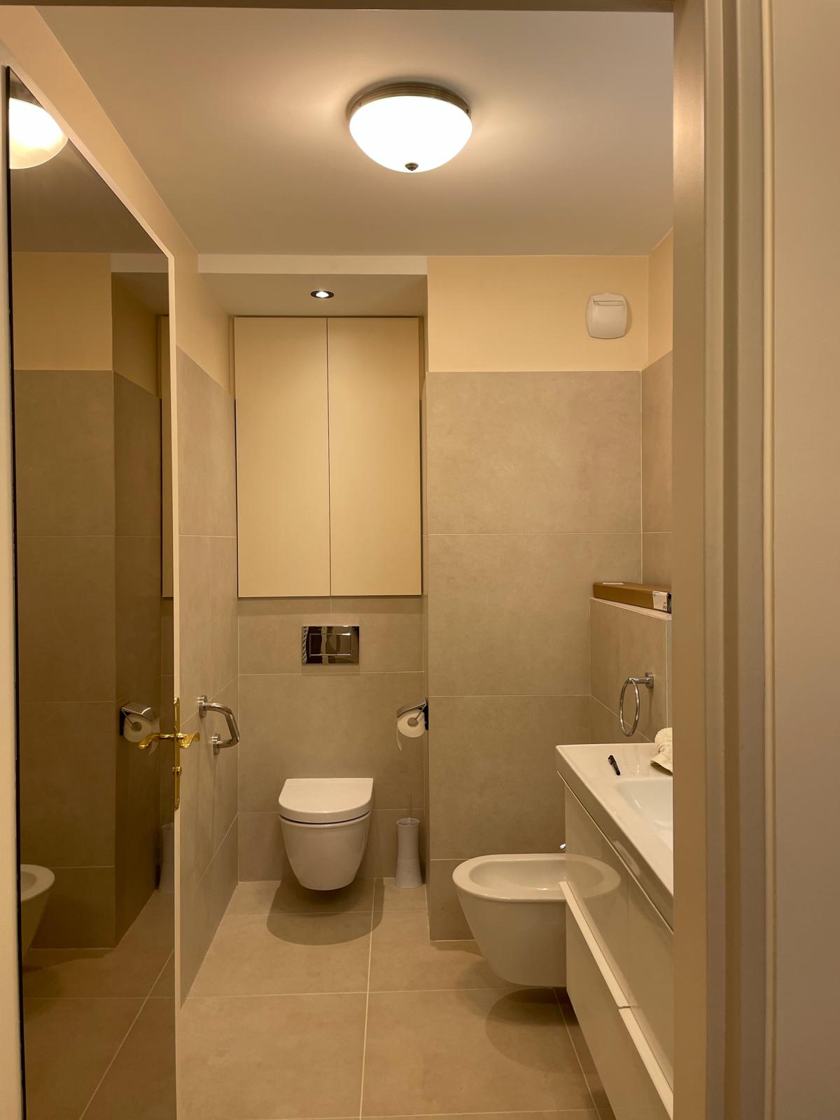 WC suspendu et carrelage beige grand format