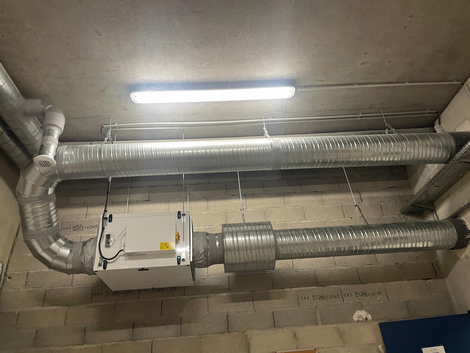 Caisson VMC et réseau de gaines galvanisées en local technique