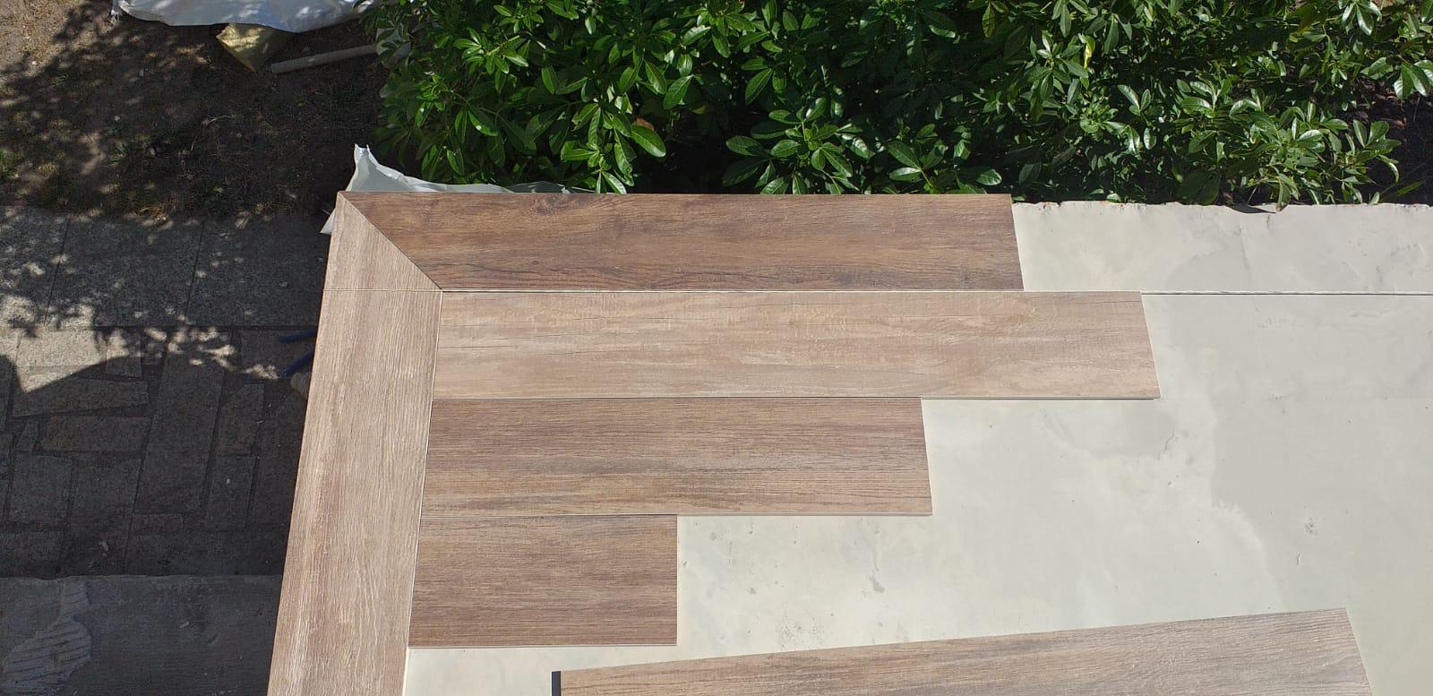 Pose de carrelage imitation parquet — coupes d'onglet