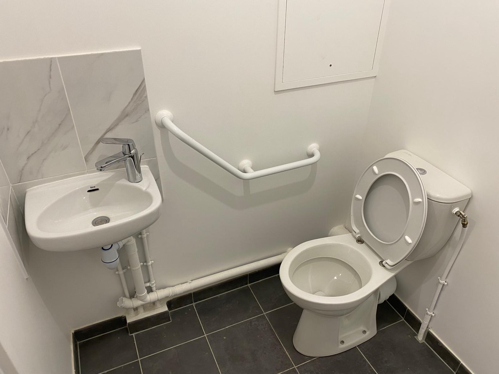 WC PMR équipé barre d'appui — logement accessible VEFA