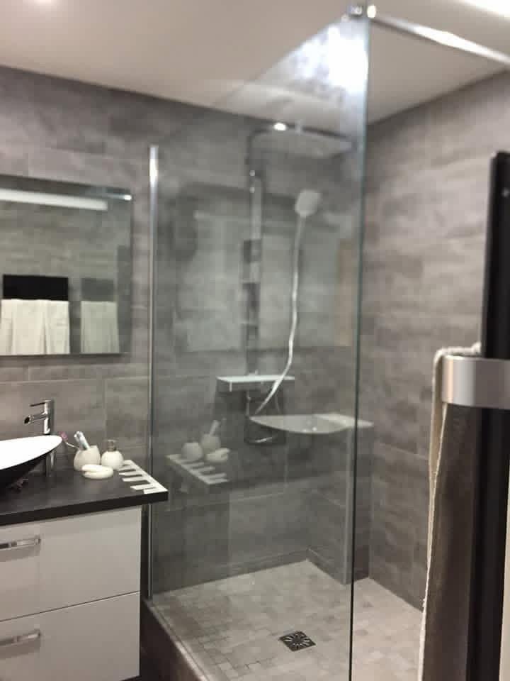 Salle de bain carrelée grand format avec douche à l'italienne