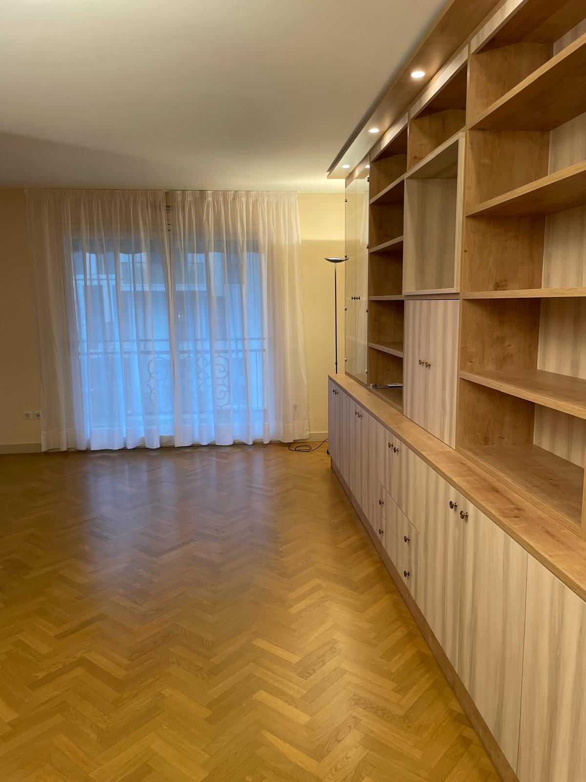 Salon parisien — parquet point de Hongrie & bibliothèque sur-mesure