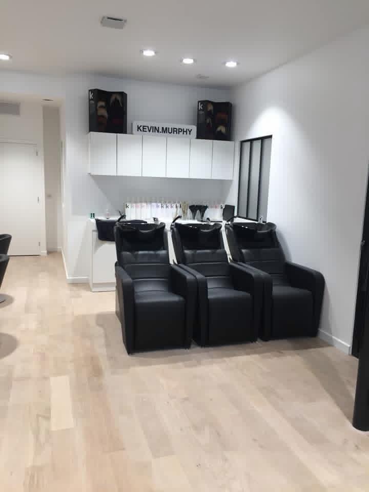 Aménagement d'un salon de coiffure — bacs et mobilier