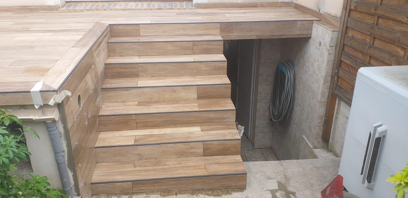 Escalier extérieur habillé en grès cérame bois