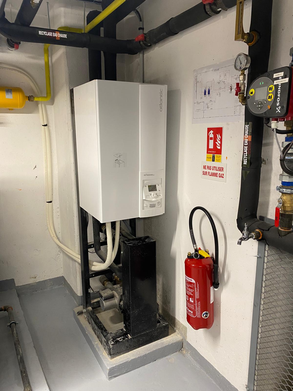 Pompe à chaleur Atlantic Alféa en local technique d'immeuble neuf